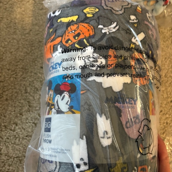 Disney Halloween Themed Fleece Blanket NEW 60x72” Donald Daisy Duck Minnie Mouse - Picture 4 of 5